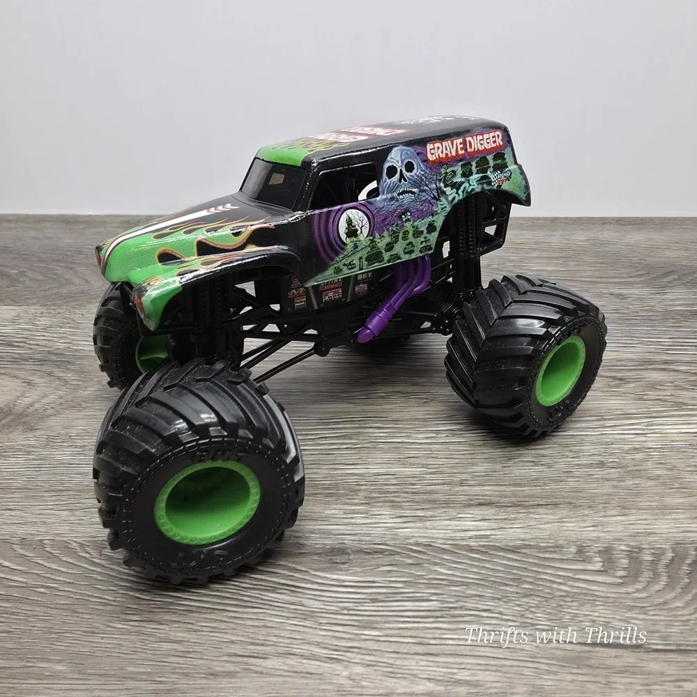 4 Monster Jam Trucks 1:24 Scale - Grave Digger Generations And Maximum...